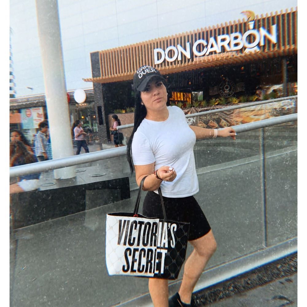 Meet your Posher, Lia